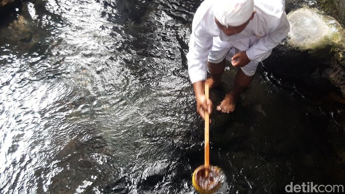 Umat Hindu di Kabupaten Boyolali menggelar upacara Melasti/Mendak jelang Hari Raya Nyepi di Umbul Siti Inggil, Banyudono, Selasa (25/3/2025).