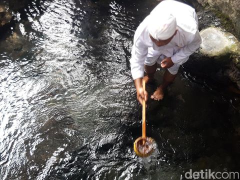 Umat Hindu di Kabupaten Boyolali menggelar upacara Melasti/Mendak jelang Hari Raya Nyepi di Umbul Siti Inggil, Banyudono, Selasa (25/3/2025).