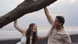 Potret Romantis Billy Syahputra Berlutut di Pantai Kasih Cincin ke Vika Kolesnaya Potret Romantis Billy Syahputra Berlutut di Pantai Kasih Cincin ke Vika Kolesnaya