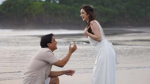 Billy Syahputra berlutut di depan Vika Kolesnaya memberikan cincin untuk sang kekasih. Foto: Instagram Vika Kolesnaya