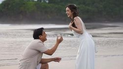 Potret Romantis Billy Syahputra Berlutut di Pantai Kasih Cincin ke Vika Kolesnaya Potret Romantis Billy Syahputra Berlutut di Pantai Kasih Cincin ke Vika Kolesnaya
