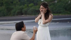 Vika Kolesnaya tampak begitu bahagia melihat momen Billy Syahputra berlutut di hadapannya. Foto: Instagram Vika Kolesnaya