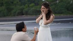 Potret Romantis Billy Syahputra Berlutut di Pantai Kasih Cincin ke Vika Kolesnaya Potret Romantis Billy Syahputra Berlutut di Pantai Kasih Cincin ke Vika Kolesnaya