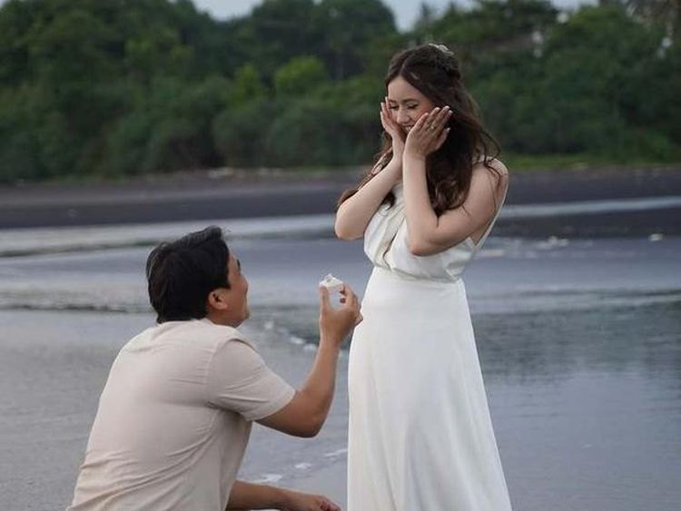 Potret Romantis Billy Syahputra Berlutut di Pantai Kasih Cincin ke Vika Kolesnaya