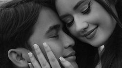 Potret Romantis Billy Syahputra Berlutut di Pantai Kasih Cincin ke Vika Kolesnaya