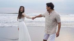 Potret Romantis Billy Syahputra Berlutut di Pantai Kasih Cincin ke Vika Kolesnaya Potret Romantis Billy Syahputra Berlutut di Pantai Kasih Cincin ke Vika Kolesnaya