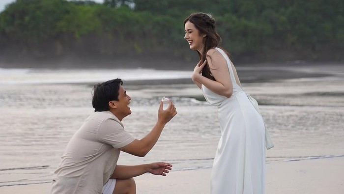 Billy berlutut memberikan cincin ke Vika Kolesnaya.