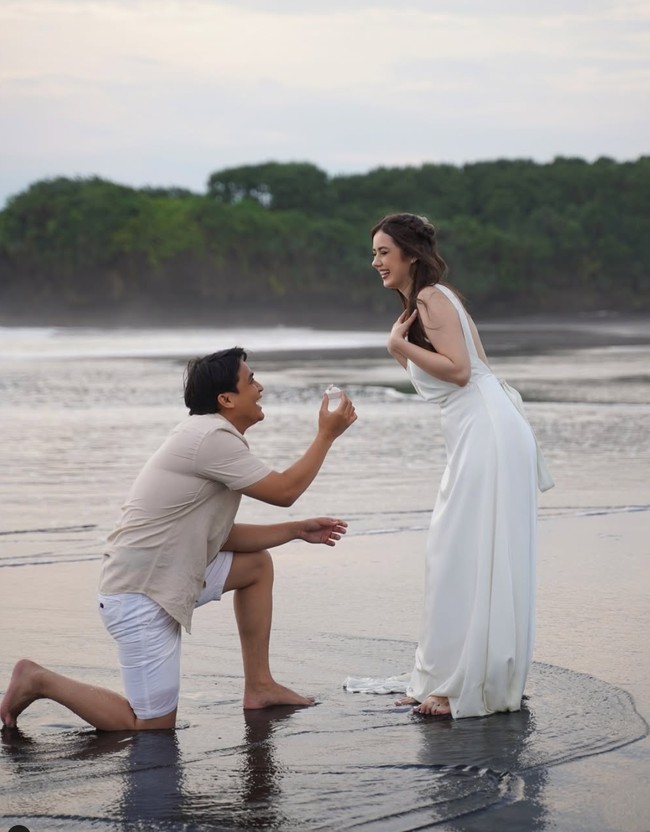 Billy Syahputra tampaknya kini sudah memantapkan hati pada kekasih bulenya, Vika Kolesnaya. Baru-baru ini adik almarhum Olga Syahputra itu resmi melamar sang kekasih dengan romantis. Foto: Instagram/@vika.kolesnaya