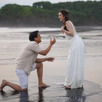 Billy Syahputra tampaknya kini sudah memantapkan hati pada kekasih bulenya, Vika Kolesnaya. Baru-baru ini adik almarhum Olga Syahputra itu resmi melamar sang kekasih dengan romantis. Foto: Instagram/@vika.kolesnaya