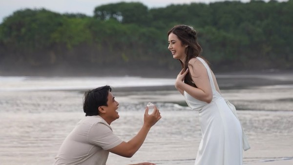 6 Potret Billy Syahputra Lamar Pacar Bule, Romantis di Tepi Pantai