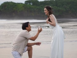 6 Potret Billy Syahputra Lamar Pacar Bule, Romantis di Tepi Pantai