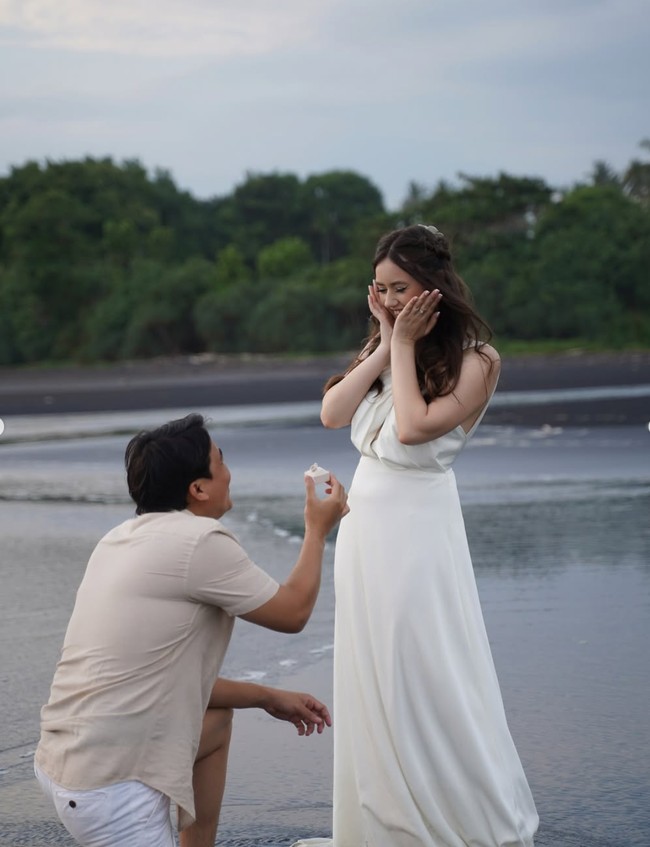 Billy memilih melamar Vika di tepi pantai. Momen bahagia lamarannya itu kemudian dibagikan ke akun Instagram mereka. Foto: Instagram/@vika.kolesnaya