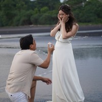 Billy memilih melamar Vika di tepi pantai. Momen bahagia lamarannya itu kemudian dibagikan ke akun Instagram mereka. Foto: Instagram/@vika.kolesnaya