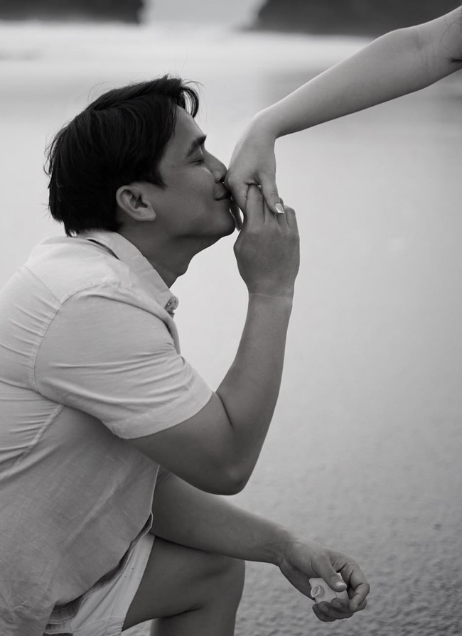 Sambil berlutut, Billy mengeluarkan cincin dan meminta Vika untuk menjadi istrinya. Ia kemudian mencium tangan kekasihnya itu. Foto: Instagram/@vika.kolesnaya
