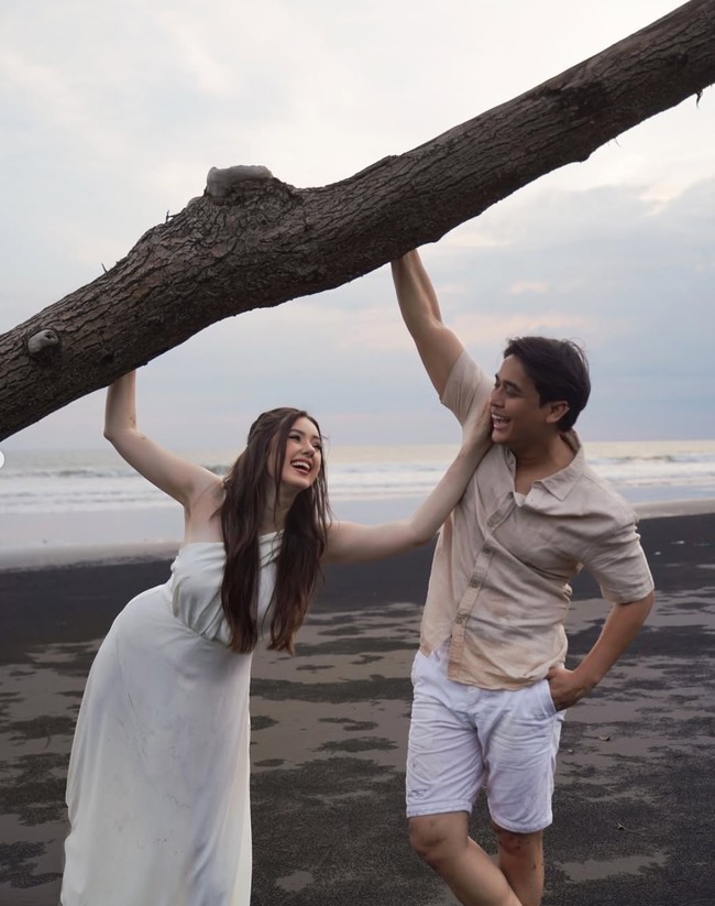 Di hari lamarannya itu Vika dan Billy juga terlihat kompak tampil dalam balutan busana berwarna putih dan coklat. Vika memilih dress one shoulder berwarna putih sementara Billy memadukan kemeja lengan pendek coklat dan celana pendek putih. Foto: Instagram/@vika.kolesnaya