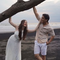 Di hari lamarannya itu Vika dan Billy juga terlihat kompak tampil dalam balutan busana berwarna putih dan coklat. Vika memilih dress one shoulder berwarna putih sementara Billy memadukan kemeja lengan pendek coklat dan celana pendek putih. Foto: Instagram/@vika.kolesnaya