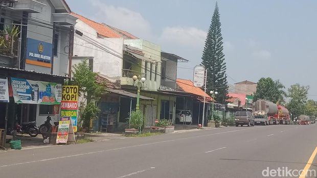 Jalanan lokasi rusa yang viral berjalan-jalan di Jalan Jogja-Solo, Klaten, Selasa (25/3/2025).