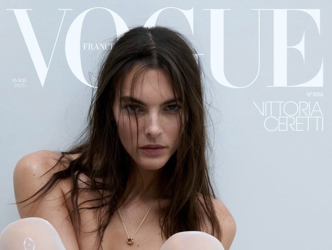 Pada sampul depannya, Ceretti berani tampil topless dengan  hanya mengenakan celana ketat transparan dari Louis Vuitton serta riasan minimalis. Foto: dok. Vogue Prancis