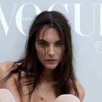 Pada sampul depannya, Ceretti berani tampil topless dengan  hanya mengenakan celana ketat transparan dari Louis Vuitton serta riasan minimalis. Foto: dok. Vogue Prancis