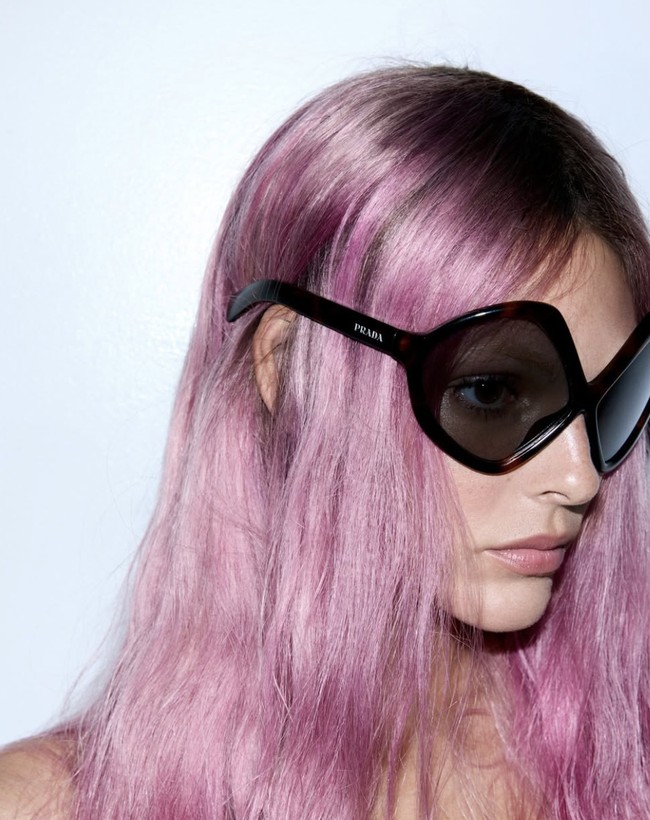 Ada pula potretnya dengan rambut pink menyala yang memperlihatkan penampilannya yang berbeda.  Foto: dok. Vogue Prancis