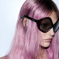 Ada pula potretnya dengan rambut pink menyala yang memperlihatkan penampilannya yang berbeda.  Foto: dok. Vogue Prancis