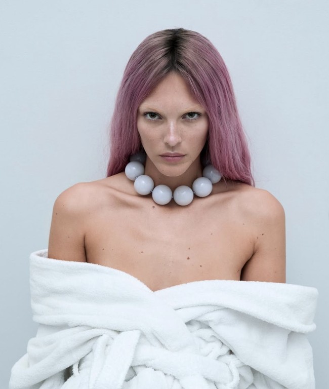 Ceretti berbicara tentang bagaimana ia dan DiCaprio menjalani hubungan mereka tanpa rasa cemburu. Itu adalah sesuatu yang harus dipelajari. Jika apa yang kamu jalani itu nyata, jika kamu tahu bahwa kalian saling mencintai, maka tidak ada alasan untuk merasa khawatir. Karena cinta melindungi dan memberikan kepercayaan, kata model asal Italia itu.  Foto: dok. Vogue Prancis