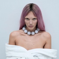 Ceretti berbicara tentang bagaimana ia dan DiCaprio menjalani hubungan mereka tanpa rasa cemburu. Itu adalah sesuatu yang harus dipelajari. Jika apa yang kamu jalani itu nyata, jika kamu tahu bahwa kalian saling mencintai, maka tidak ada alasan untuk merasa khawatir. Karena cinta melindungi dan memberikan kepercayaan, kata model asal Italia itu.  Foto: dok. Vogue Prancis