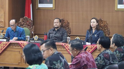 Wabup Bagus Alit Sucipta didampingi Sekretaris TP PKK Badung Yunita Alit Sucipta dan Kepala Bappeda I Made Wira Dharmajaya saat Rembuk Stunting di Puspem Badung, Selasa (25/3/2025). (Foto: Dok. Pemkab Badung)