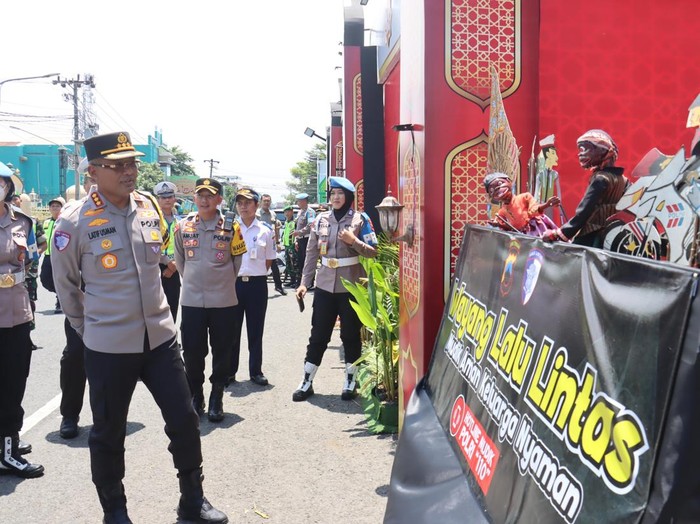 Wakapolda Jateng meninjau Posko lebaran yang didirikan Polres Purbalingga di kompleks alun-alun setempat, Selasa (25/3/2025).