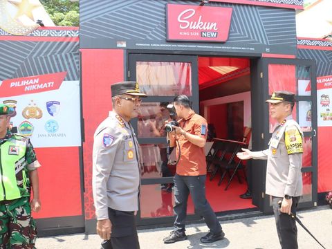 Wakapolda Jateng meninjau Posko lebaran yang didirikan Polres Purbalingga di kompleks alun-alun setempat, Selasa (25/3/2025).