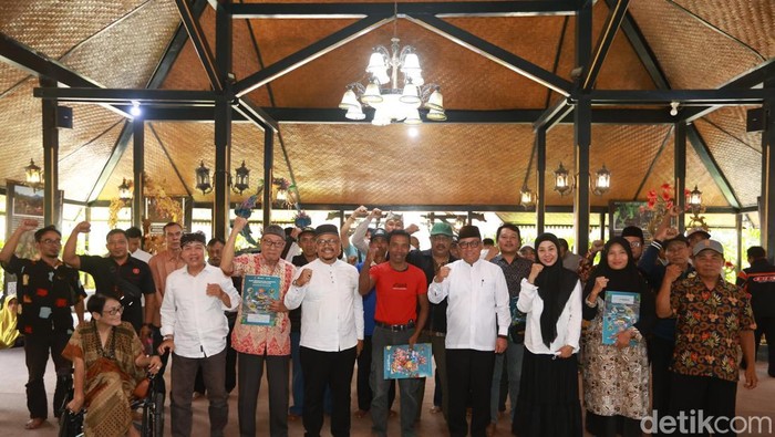 Wakil Bupati Banyuwangi mujiono saat memberikan apresiasi pada pelaku jasa pariwisata di Banyuwangi di Pendopo Sabhaswagata Blambangan Banyuwangi