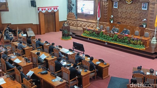 Wakil Wali Kota Denpasar I Kadek Agus Arya Wibawa saat membacakan pidato pengantar LKPJ tahun anggaran 2024 di kantor DPRD Kota Denpasar, Selasa (25/3/2025).