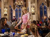 Wanita Ini Sudah Makan di 200 Resto Disney Berbeda Selama 40 Tahun