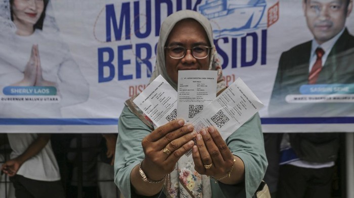 Petugas memeriksa data diri calon penumpang saat membeli tiket kapal laut bersubsidi di loket resmi Taman Nukila Ternate, Maluku Utara, Selasa (25/3/2025). Pemerintah Provinsi Maluku Utara menyediakan 22 ribu tiket bersubsidi dengan potongan 50 persen itu sebagai strategi untuk memastikan masyarakat bisa mudik dengan biaya terjangkau sehingga dapat merayakan Idul Fitri bersama keluarga. ANTARA FOTO/Andri Saputra/Spt.