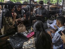 Potret Antrean Warga Berburu Tiket Subsidi Kapal Laut di Ternate