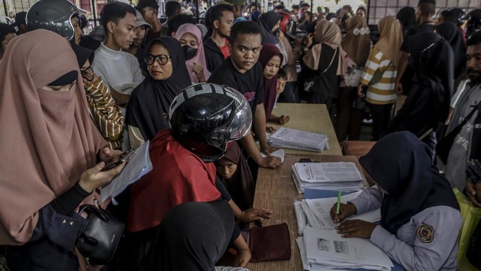 Warga Berburu Tiket Subsidi Kapal Laut di Ternate Petugas memeriksa data diri calon penumpang saat membeli tiket kapal laut bersubsidi di loket resmi Taman Nukila Ternate, Maluku Utara, Selasa (25/3/2025). Pemerintah Provinsi Maluku Utara menyediakan 22 ribu tiket bersubsidi dengan potongan 50 persen itu sebagai strategi untuk memastikan masyarakat bisa mudik dengan biaya terjangkau sehingga dapat merayakan Idul Fitri bersama keluarga. ANTARA FOTO/Andri Saputra/Spt.