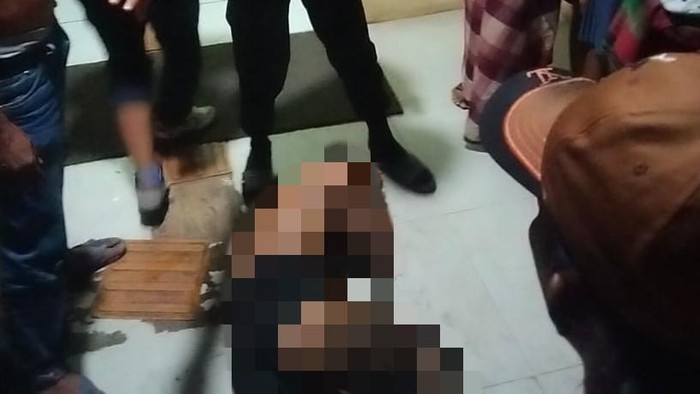 Warga Palembang Sumsel Erik (30) diamuk massa usai ketahuan memerkosa mahasiswi dan mencuri.