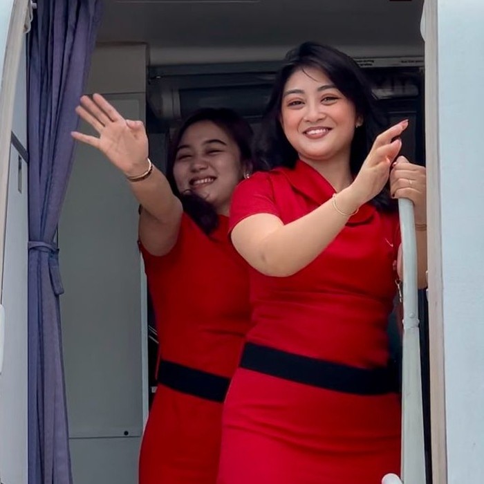Wings Air mendarat di Halmahera Timur Pesawat Wings Air sukses mendarat di Bandar Udara Buli, Maba, Halmahera Timur (PGQ) setelah terbang
dari Ternate (TTE). Penerbangan ini membuka akses lebih mudah bagi masyarakat, pebisnis, dan wisatawan
untuk menjelajahi keindahan serta potensi Halmahera Timur. Kini, perjalanan menjadi lebih cepat, nyaman,
dan terjangkau!
