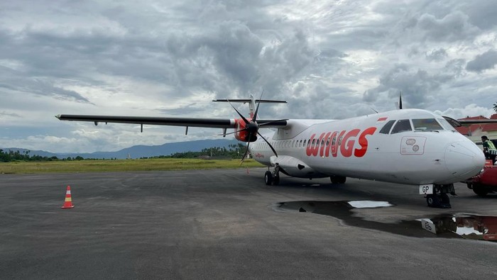Wings Air mendarat di Halmahera Timur Pesawat Wings Air sukses mendarat di Bandar Udara Buli, Maba, Halmahera Timur (PGQ) setelah terbang
dari Ternate (TTE). Penerbangan ini membuka akses lebih mudah bagi masyarakat, pebisnis, dan wisatawan
untuk menjelajahi keindahan serta potensi Halmahera Timur. Kini, perjalanan menjadi lebih cepat, nyaman,
dan terjangkau!