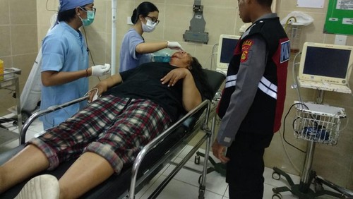 Yuli Handayani, driver ojol perempuan dirawat di rumah sakit akibat dibegal penumpangnya di Klungkung, Bali, Selasa, (24/3/2025). (Dok Polres Klungkung)