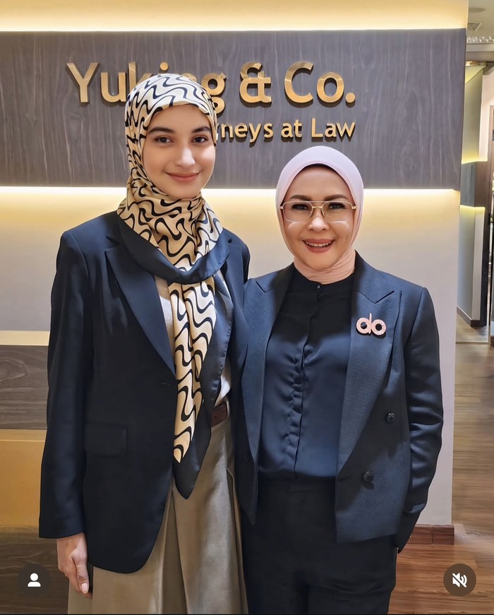 10 Potret Cut Intan Nabila yang Hobi Nongkrong di Kafe