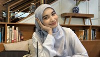 Di momen lain, ibu tiga anak itu juga menunjukkan pose lain ketika nongkrong di kafe. Kali ini ia membuka laptop sambil ditemani minuman lemon segar dan dessert martabak. Foto: @cut.intannabila