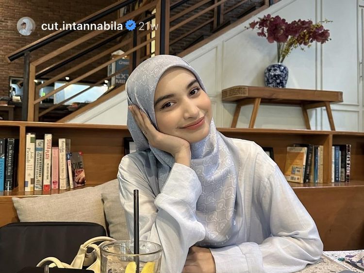 10 Potret Cut Intan Nabila yang Hobi Nongkrong di Kafe