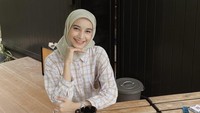 Sejak 2022, selebgram yang suka membagikan konten gaya hidup itu juga sudah suka membagikan momennya saat di kafe. Kali ini ia tampak pesan segelas teh hangat dan camilan gurih. Foto: @cut.intannabila