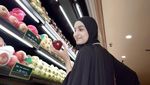 10 Potret Cut Intan Nabila yang Hobi Nongkrong di Kafe