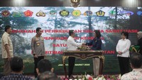 Ketua Pelaksana Satgas PKH Jaksa Agung Muda Tindak Pidana Khusus (Jampidsus) Febrie Adriansyah bersama Menkeu Sri Mulyani menandatangani serah terima 216 hektare lebih perkebunan kelapa sawit untuk dikelola BUMN di Kejagung, Jakarta, Rabu (26/3/2025).   