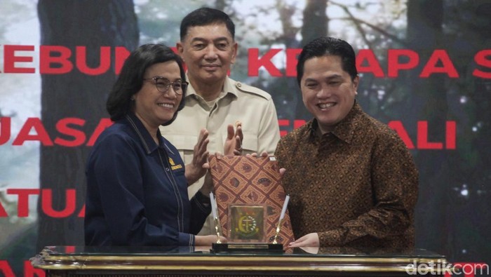 438 Ribu Hektare Kebun Sawit Sitaan Satgas Diserahkan ke BUMN Satgas PKH melakukan serah terima 216 hektare lebih perkebunan kelapa sawit untuk dikelola BUMN. Lahan itu merupakan hasil penertiban yang dilakukan Satgas PKH.