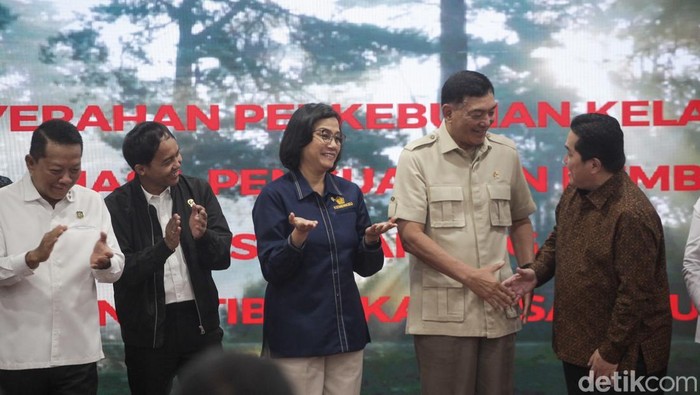 438 Ribu Hektare Kebun Sawit Sitaan Satgas Diserahkan ke BUMN Satgas PKH melakukan serah terima 216 hektare lebih perkebunan kelapa sawit untuk dikelola BUMN. Lahan itu merupakan hasil penertiban yang dilakukan Satgas PKH.