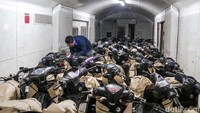 Petugas mendata sepeda motor milik peserta Mudik Motor Gratis (Motis) 2025 di dalam gerbong kereta kargo di Stasiun Jakarta Gudang, Jakarta, Rabu (26/3/2025).