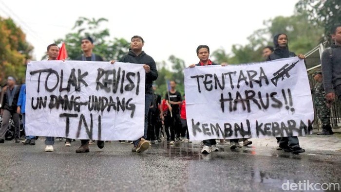 Aksi Aliansi Supremasi Sipil Tarakan tolak Revisi UU TNI.